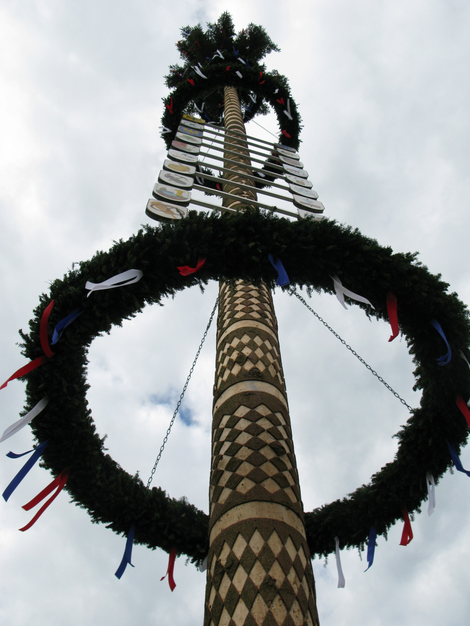 Die Bürokratie und der Maibaumklau Nicht nur körperlich eine