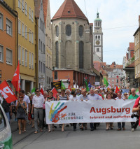 Wir demonstrieren gegen Nazis.