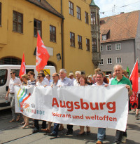 Wir demonstrieren gegen Nazis.