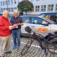 Vor der Abfahrt im Rahmen der Mobilitätsrallye checken Kurt Blässing und Harald Güller noch kurz, wo sie genau hin müssen und welche Straßenbahn die richtige ist.