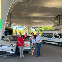 Bei der Übergabe der Sieger-Urkunde am Sortimo-Ladepark an der A8 bei Zusmarshausen: Harald Eckart (Vorsitzender ACE-Kreis Schwaben), Ursula Hildebrand (ACE-Regionalbeauftragte), Simone Biber (Fa. Sortimo, Assistentin der Geschäftsleitung), Harald Güller