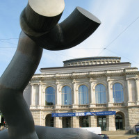 Das Stadttheater in Augsburg mit der Skulptur Ostern.
