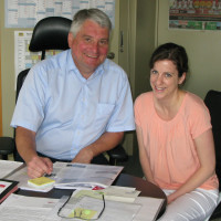 Harald Güller mit seiner neuen Mitarbeiterin Marei Freund.