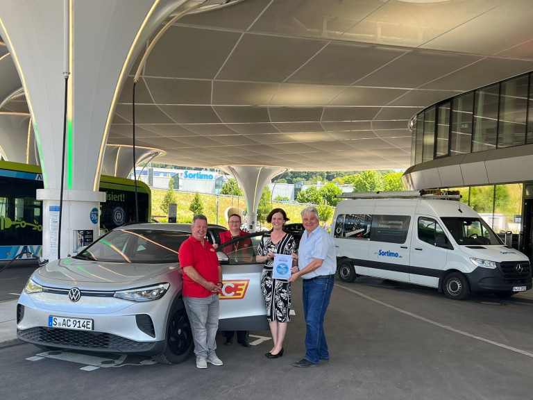 Bei der Übergabe der Sieger-Urkunde am Sortimo-Ladepark an der A8 bei Zusmarshausen: Harald Eckart (Vorsitzender ACE-Kreis Schwaben), Ursula Hildebrand (ACE-Regionalbeauftragte), Simone Biber (Fa. Sortimo, Assistentin der Geschäftsleitung), Harald Güller
