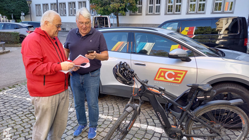 Vor der Abfahrt im Rahmen der Mobilitätsrallye checken Kurt Blässing und Harald Güller noch kurz, wo sie genau hin müssen und welche Straßenbahn die richtige ist.