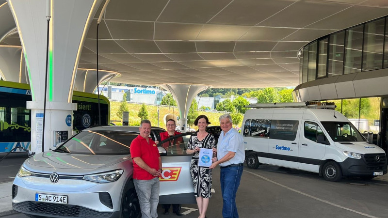 Bei der Übergabe der Sieger-Urkunde am Sortimo-Ladepark an der A8 bei Zusmarshausen: Harald Eckart (Vorsitzender ACE-Kreis Schwaben), Ursula Hildebrand (ACE-Regionalbeauftragte), Simone Biber (Fa. Sortimo, Assistentin der Geschäftsleitung), Harald Güller